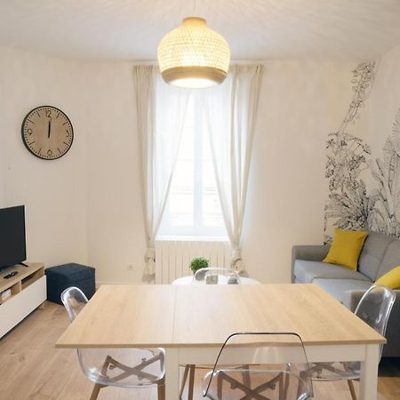 T3 De Charme Situe En Hyper Centre Avec Wifi, Linge, Draps, Savons Et Serviettes Fournis Cognac Szoba fotó